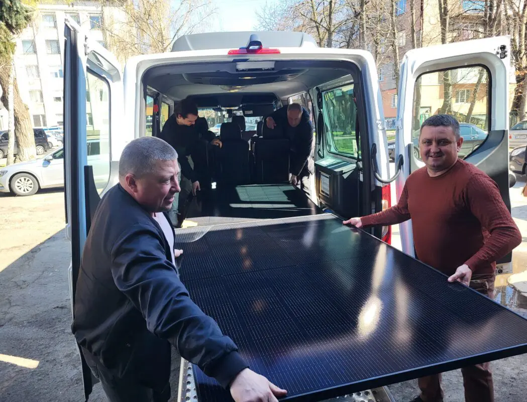 Німецькі партнери передали Ковелю спецтранспорт та сонячні панелі