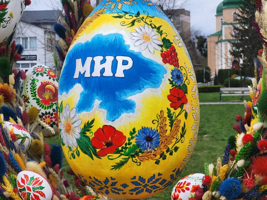 Парк Шевченка у Ковелі прикрасили 37 унікальних великодніх дерев