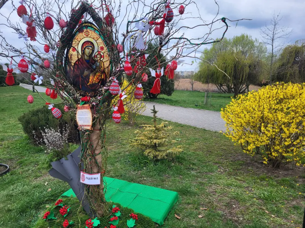 Парк Шевченка у Ковелі прикрасили 37 унікальних великодніх дерев