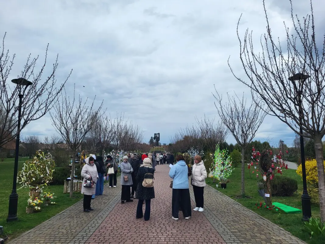 Парк Шевченка у Ковелі прикрасили 37 унікальних великодніх дерев