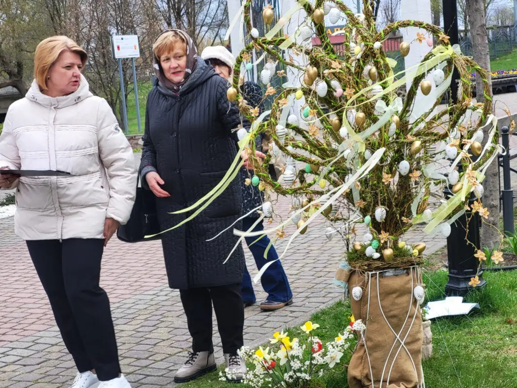 Парк Шевченка у Ковелі прикрасили 37 унікальних великодніх дерев