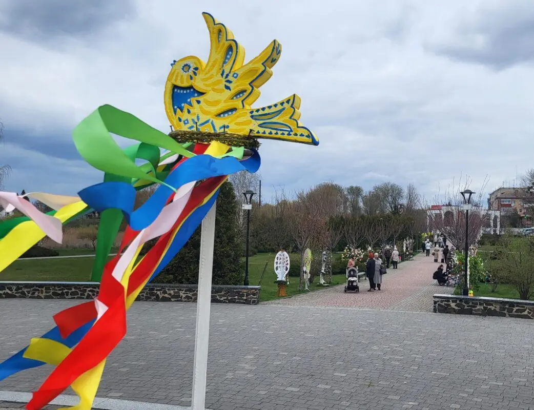 Парк Шевченка у Ковелі прикрасили 37 унікальних великодніх дерев