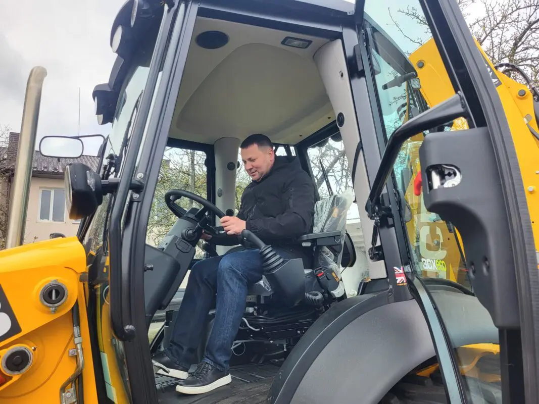 Ковель отримав новий екскаватор JCB від Німеччини