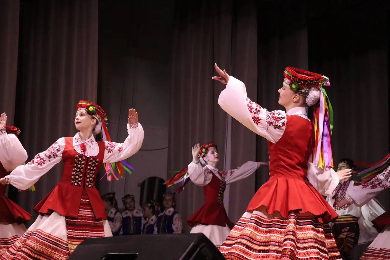 У Ковелі ансамбль «Барвінок» дав благодійний концерт: пів століття успіху та 24 номери