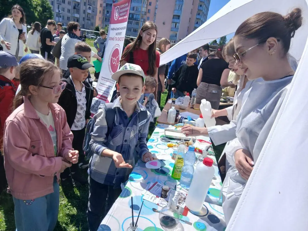 «Науковий пікнік» у Ліцеї №1: волинські ВНЗ та МАН занурили учнів у світ відкриттів