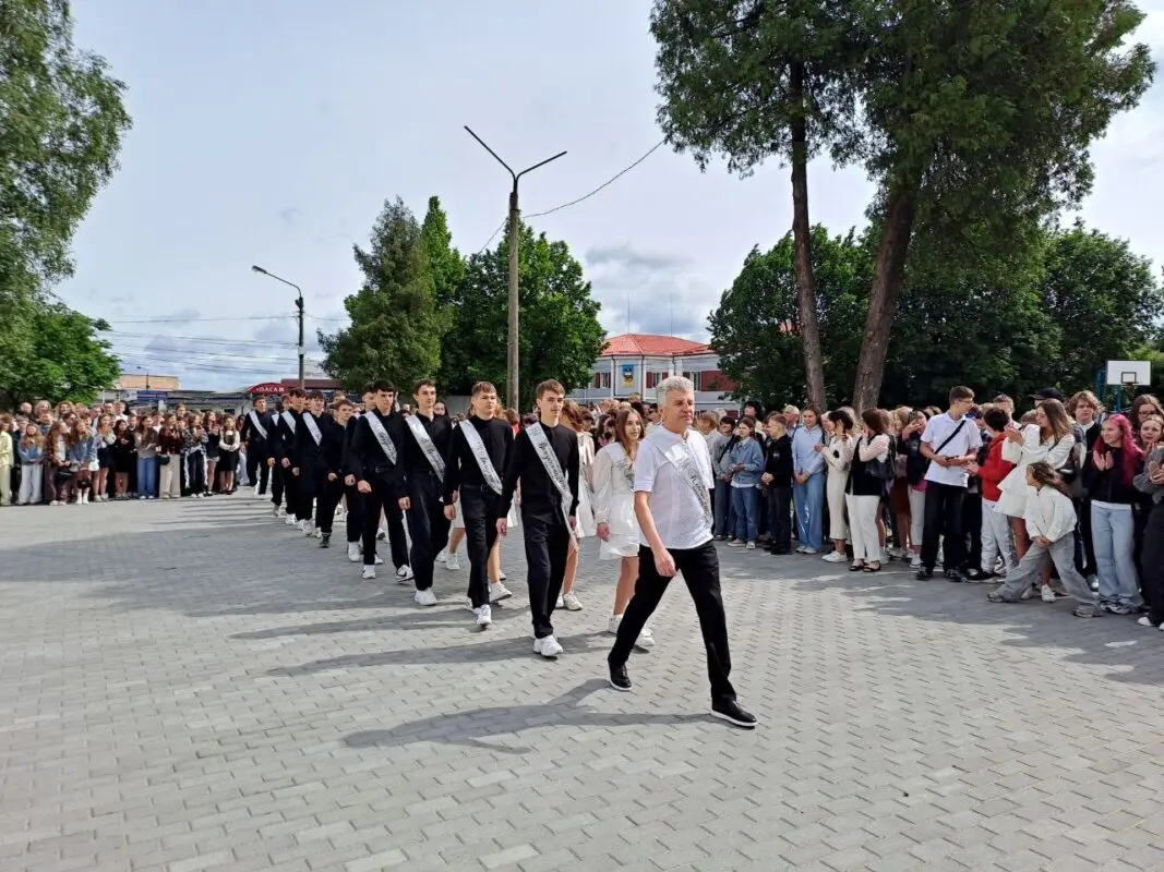 Останній дзвоник у Ковелі: понад 670 випускників попрощалися зі школою