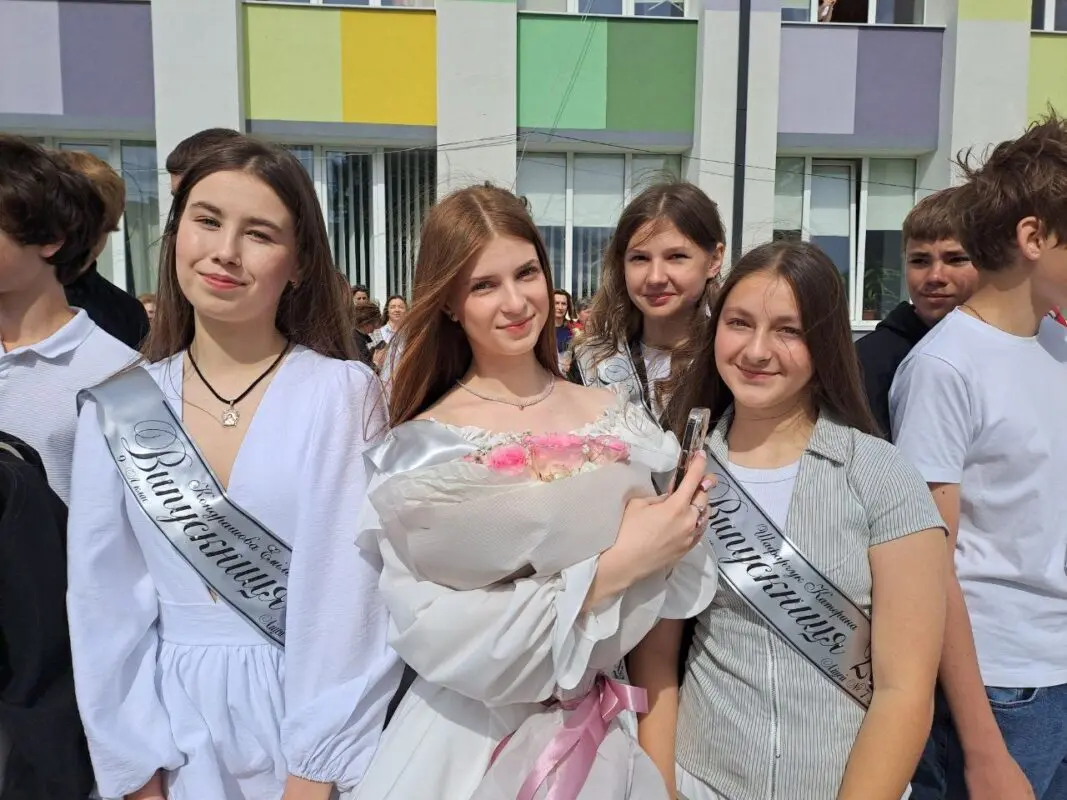 Останній дзвоник у Ковелі: понад 670 випускників попрощалися зі школою