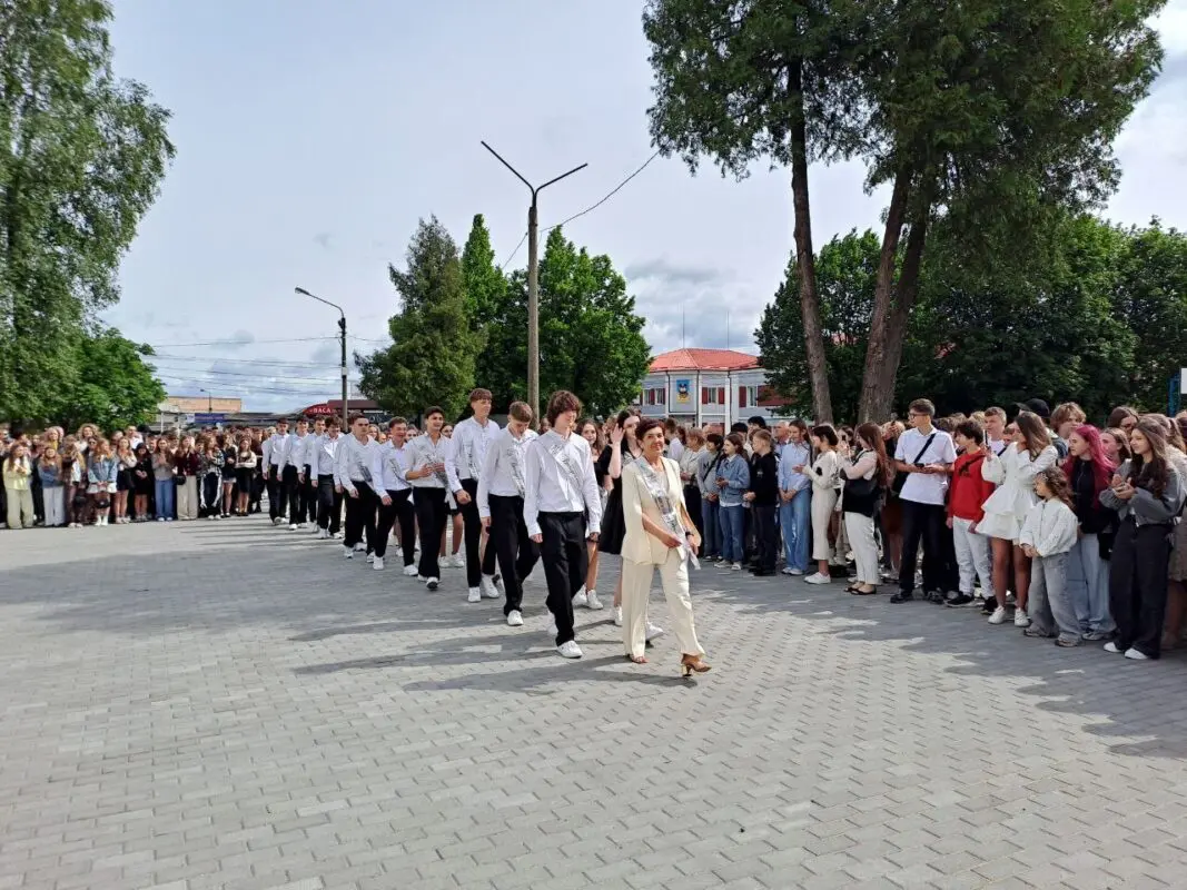 Останній дзвоник у Ковелі: понад 670 випускників попрощалися зі школою