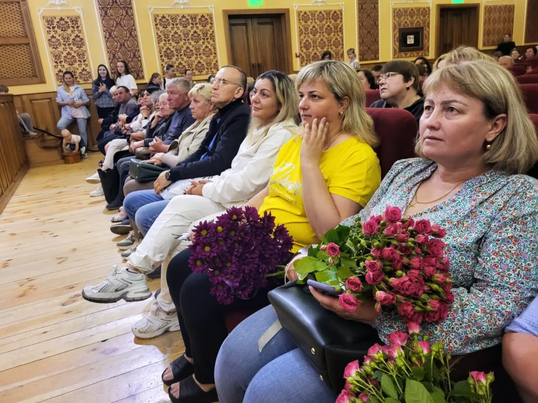 У Ковелі ансамбль «Барвінок» дав благодійний концерт: пів століття успіху та 24 номери