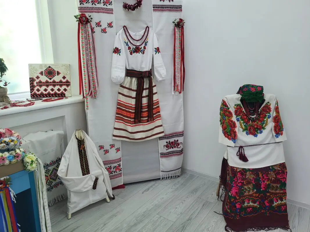 У Ковелі дитяча бібліотека відкрила виставку вишивки до Дня вишиванки