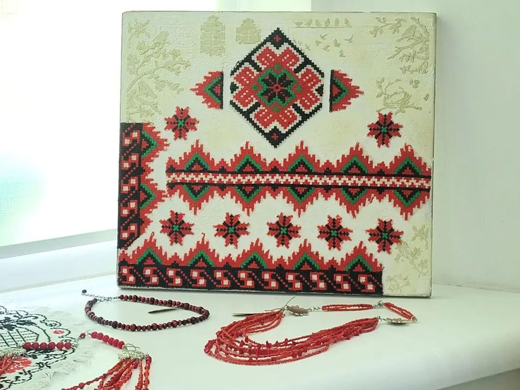 У Ковелі дитяча бібліотека відкрила виставку вишивки до Дня вишиванки