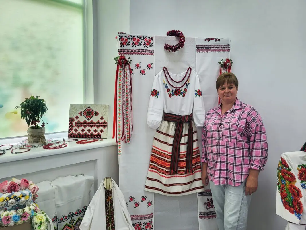 У Ковелі дитяча бібліотека відкрила виставку вишивки до Дня вишиванки