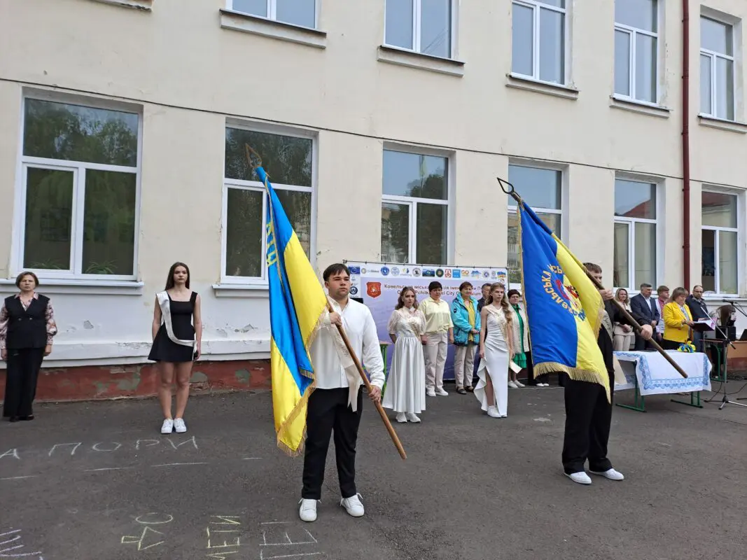 Останній дзвоник у Ковелі: понад 670 випускників попрощалися зі школою
