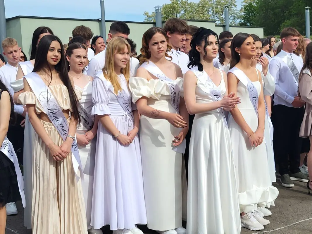 Останній дзвоник у Ковелі: понад 670 випускників попрощалися зі школою