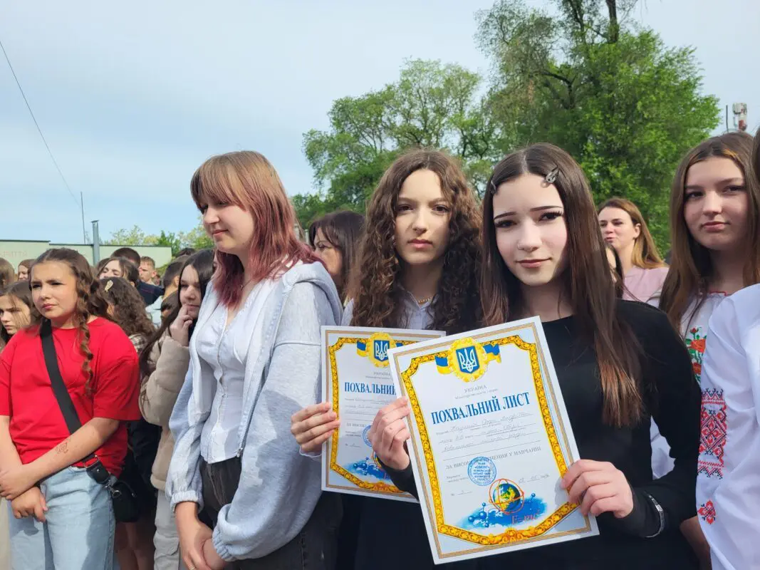 Останній дзвоник у Ковелі: понад 670 випускників попрощалися зі школою
