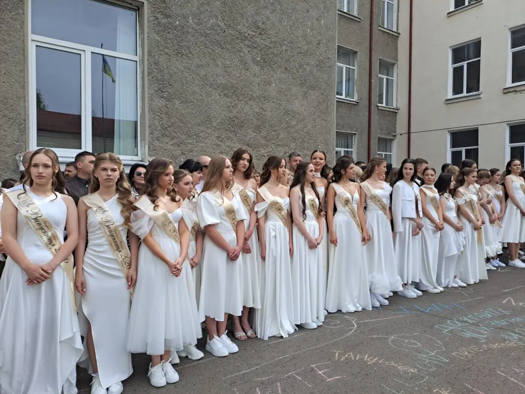 Останній дзвоник у Ковелі: понад 670 випускників попрощалися зі школою