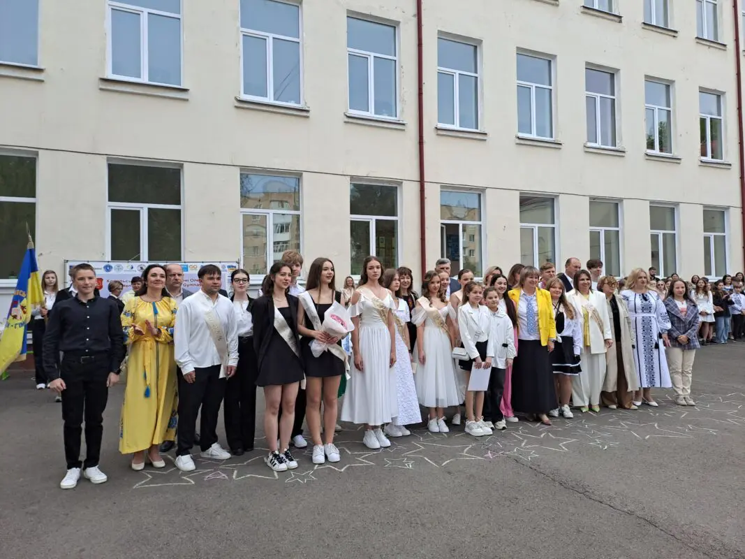 Останній дзвоник у Ковелі: понад 670 випускників попрощалися зі школою