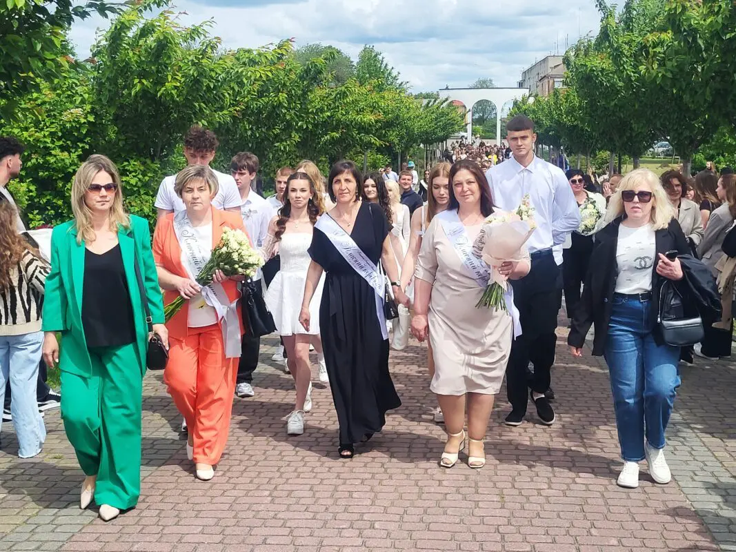 У Ковелі 438 випускників закружляли у традиційному шкільному вальсі