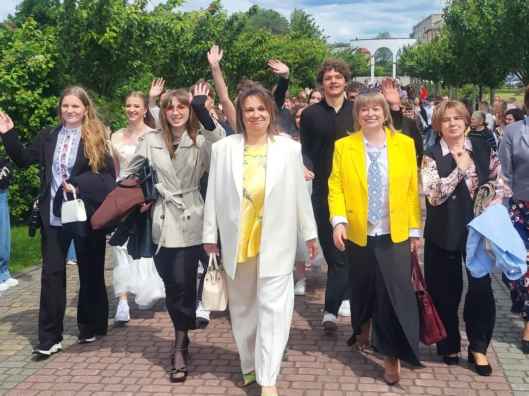 У Ковелі 438 випускників закружляли у традиційному шкільному вальсі