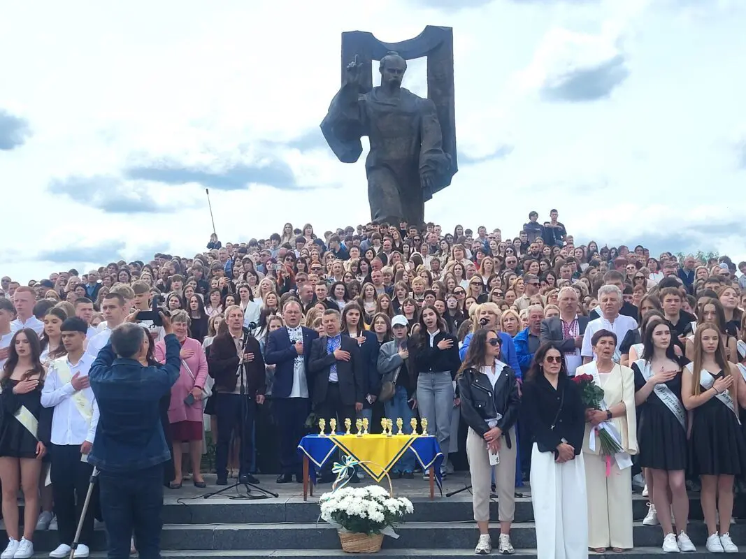 У Ковелі 438 випускників закружляли у традиційному шкільному вальсі