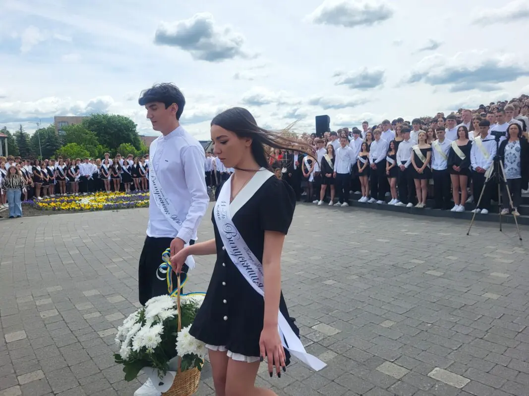 У Ковелі 438 випускників закружляли у традиційному шкільному вальсі