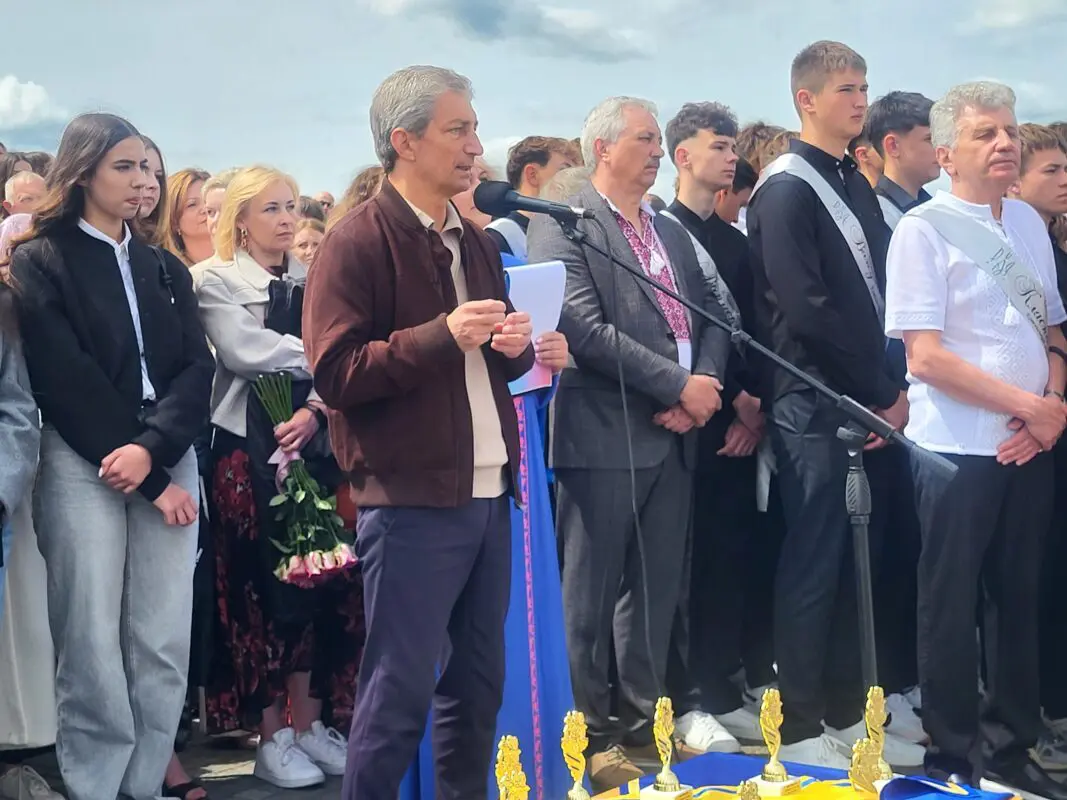 У Ковелі 438 випускників закружляли у традиційному шкільному вальсі