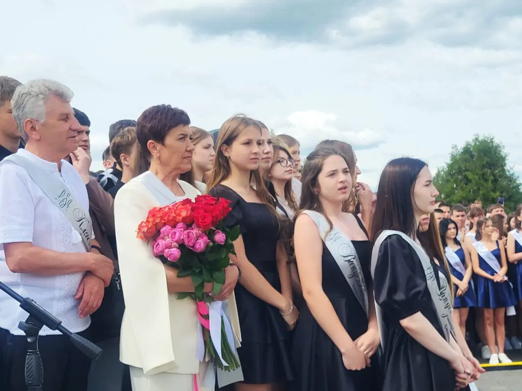 У Ковелі 438 випускників закружляли у традиційному шкільному вальсі