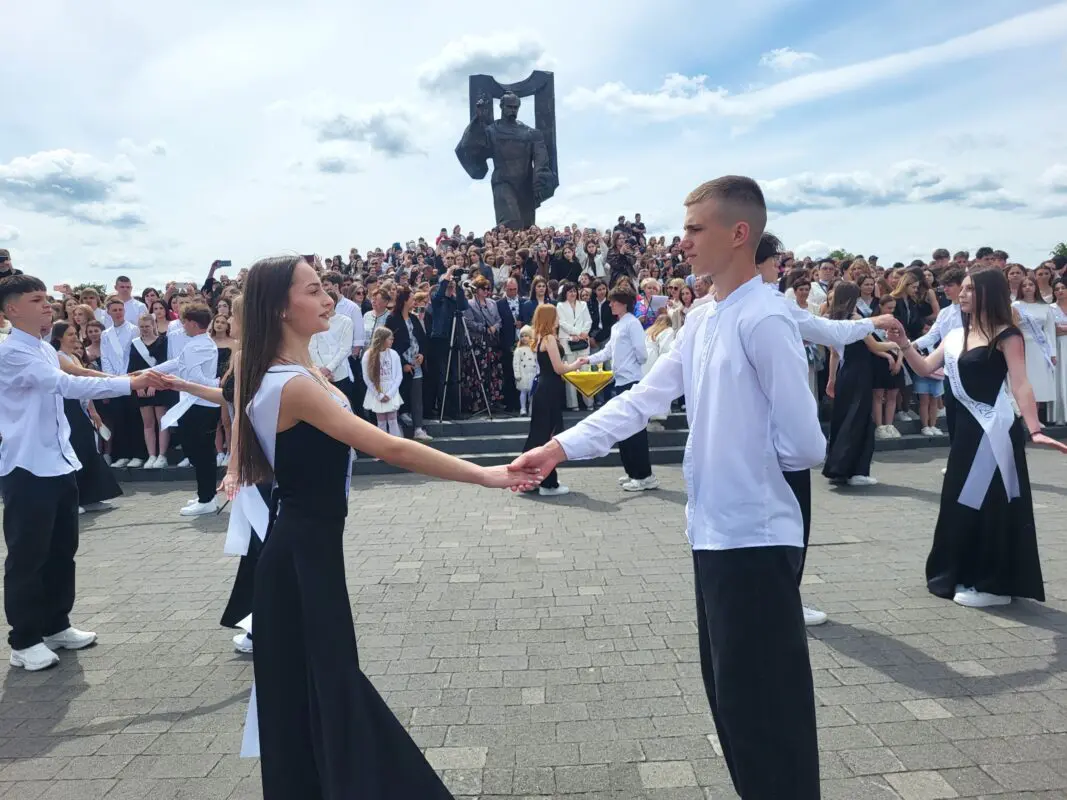 У Ковелі 438 випускників закружляли у традиційному шкільному вальсі