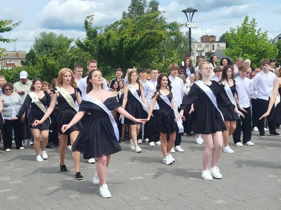 У Ковелі 438 випускників закружляли у традиційному шкільному вальсі