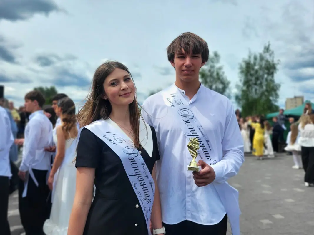 У Ковелі 438 випускників закружляли у традиційному шкільному вальсі