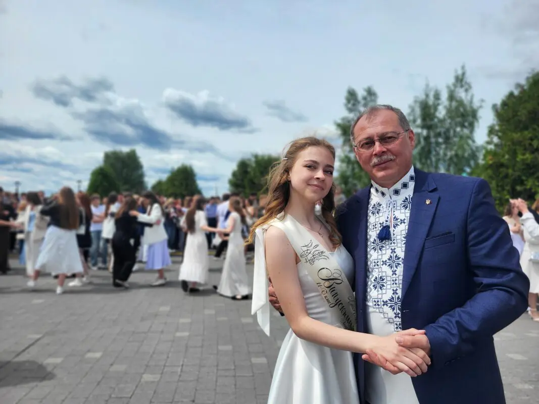 У Ковелі 438 випускників закружляли у традиційному шкільному вальсі