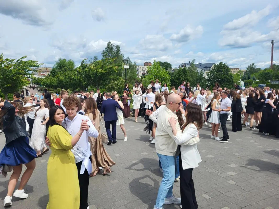 У Ковелі 438 випускників закружляли у традиційному шкільному вальсі