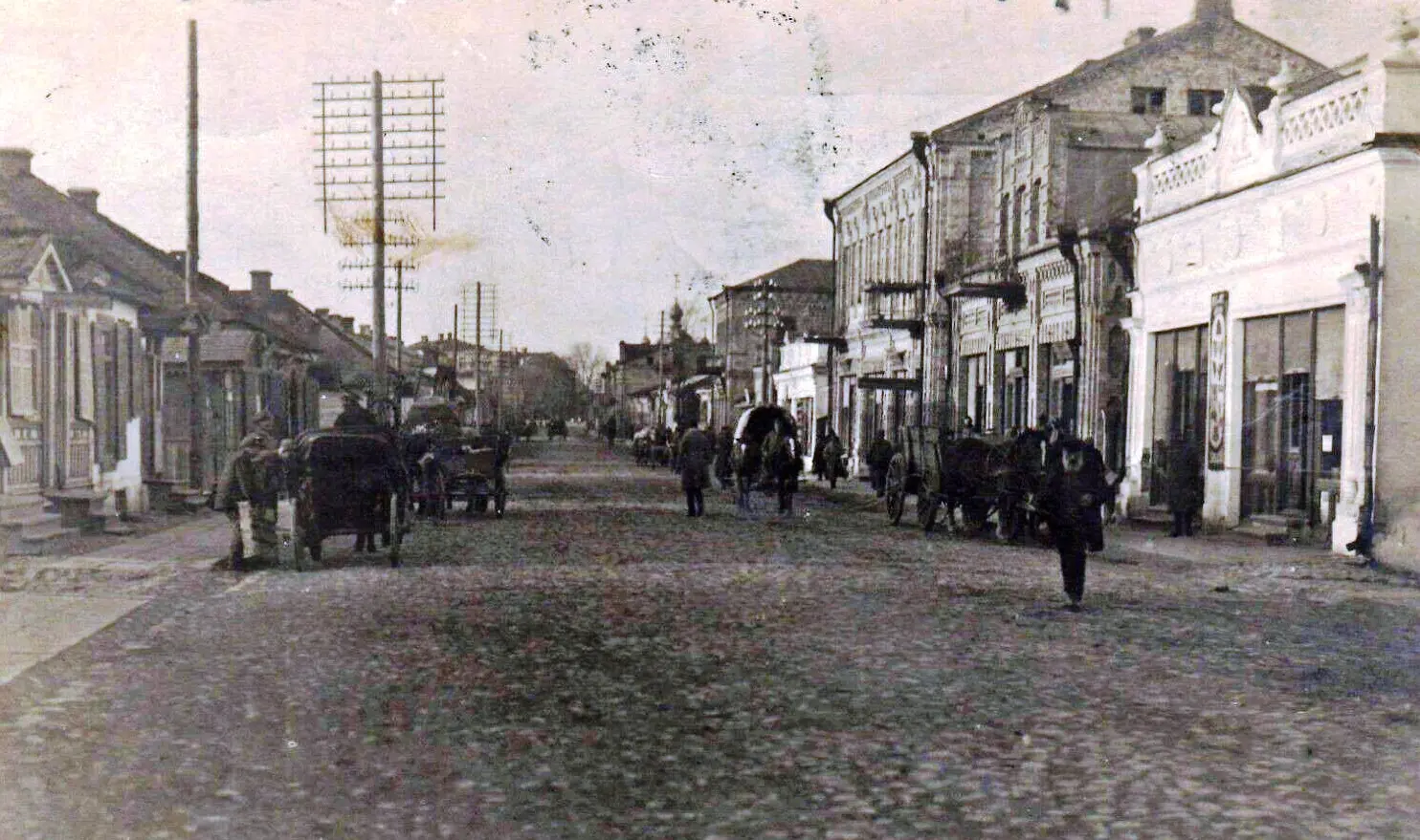 Мешканці міста біля торгових рядів