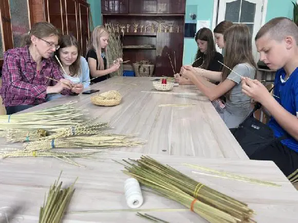 У таборі дітей навчили давньому мистецтву соломоплетіння