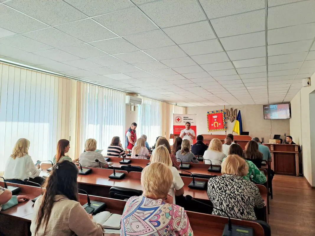 Працівники міськради пройшли навчання з мінної безпеки від Червоного Хреста